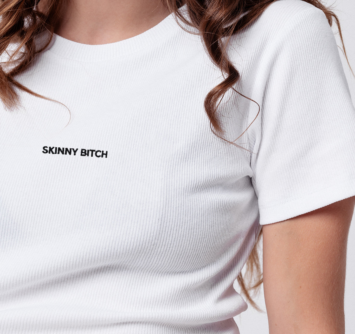 Skinny Bitch | Besticktes Bio Baumwoll Cropped T-Shirt