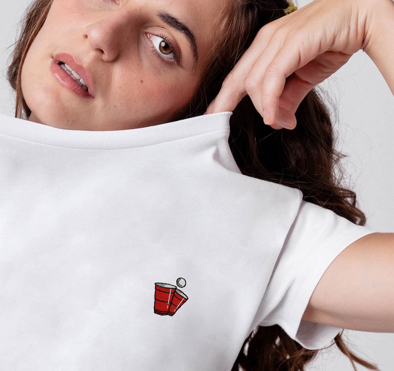 Beerpong | Besticktes Bio Baumwoll Frauen T-Shirt