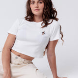 Allday RSÈ | Besticktes Bio Baumwoll Cropped T-Shirt