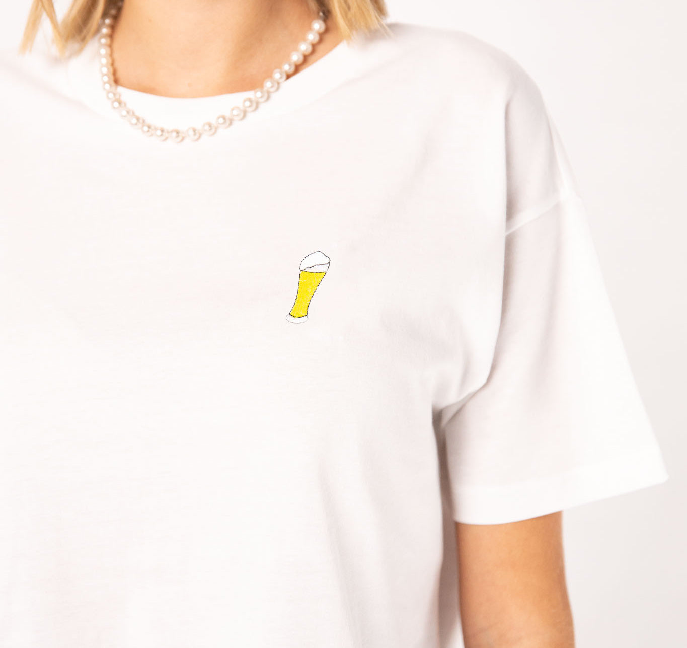 Weißbier | Besticktes Bio Baumwoll Cropped T-Shirt