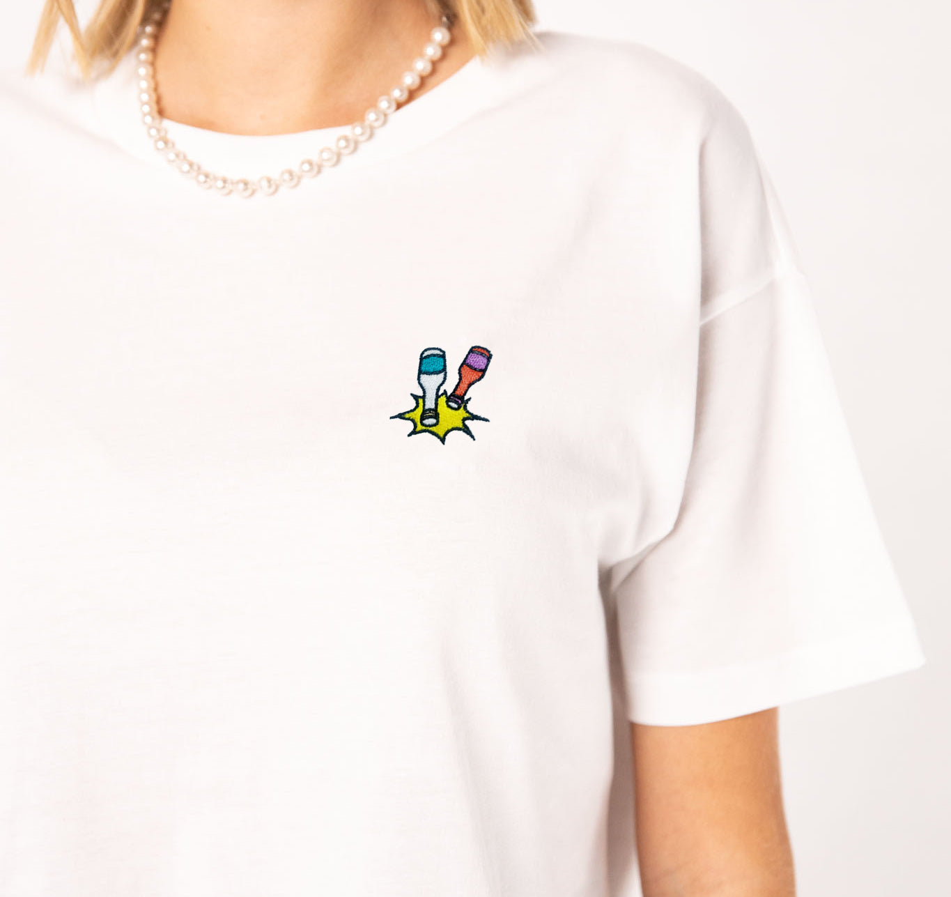 Kleiner Klopfer | Besticktes Bio Baumwoll Cropped T-Shirt