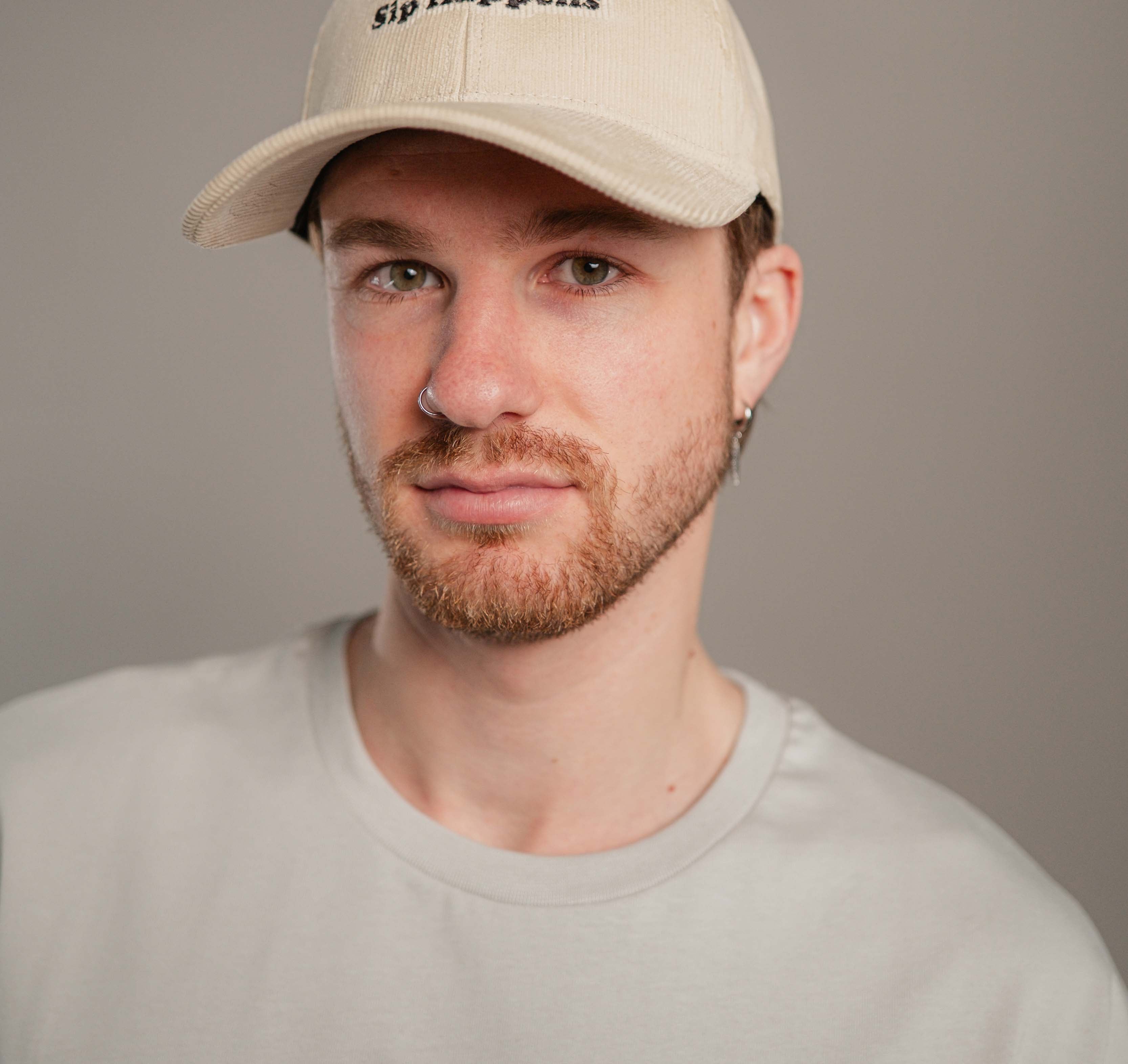 Sip Happens | Bestickte Bio Baumwoll Cord Cap