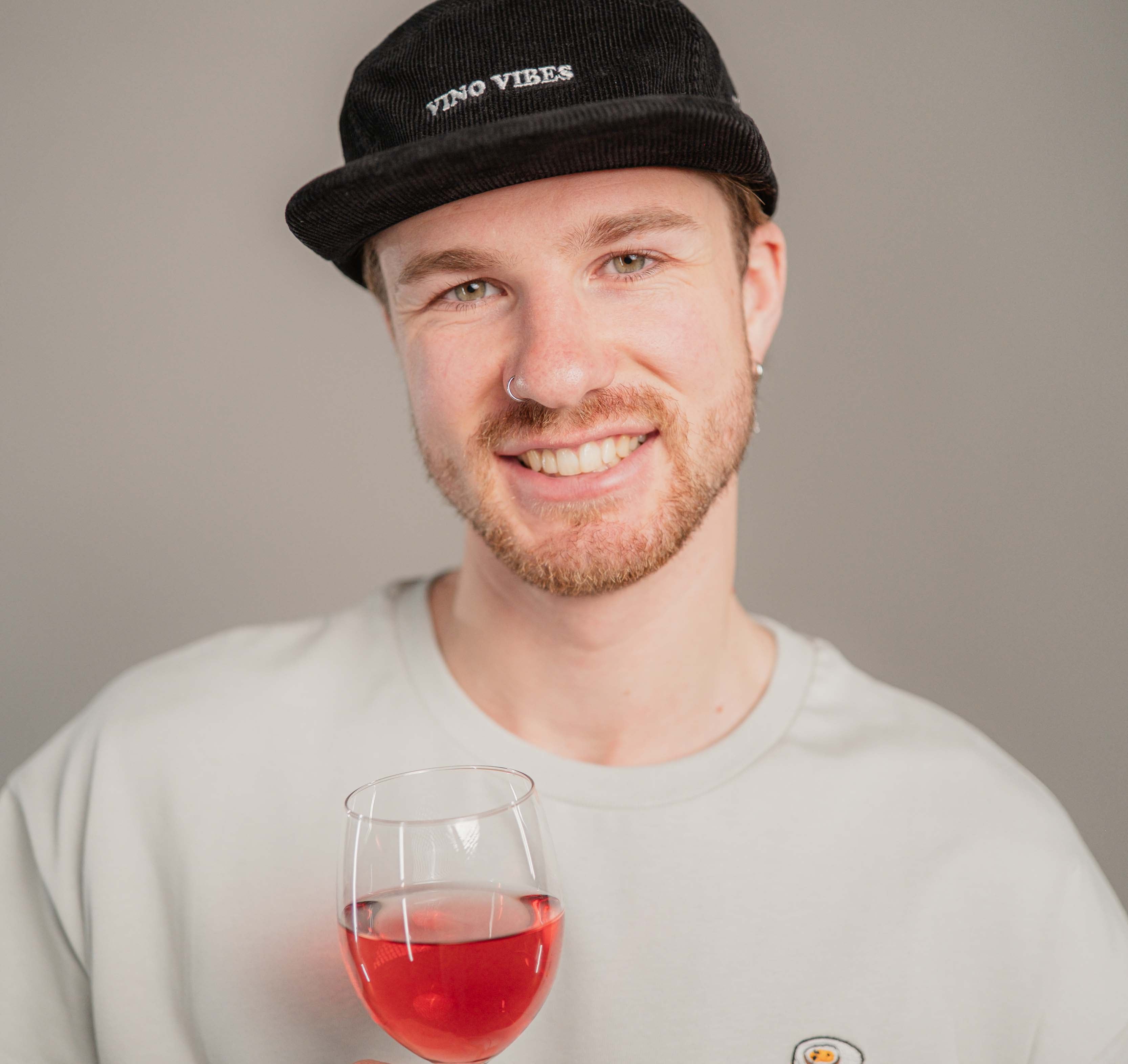 Vino Vibes | Bestickte Bio Baumwoll Cord Cap