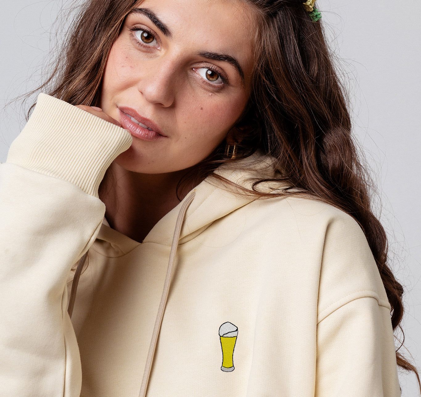 Bière blanche | Sweat à capuche en coton bio brodé pour femme