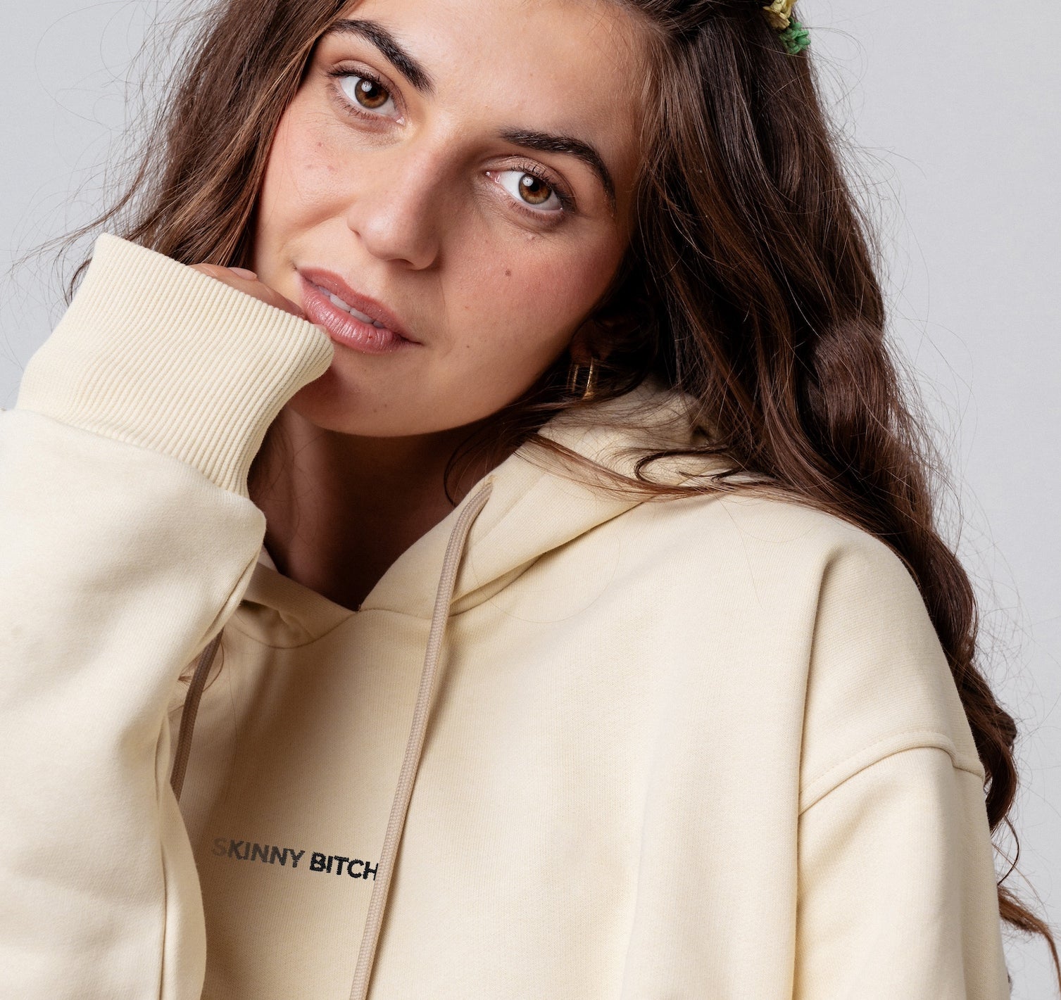 Skinny Bitch | Sweat à capuche en coton bio brodé pour femme