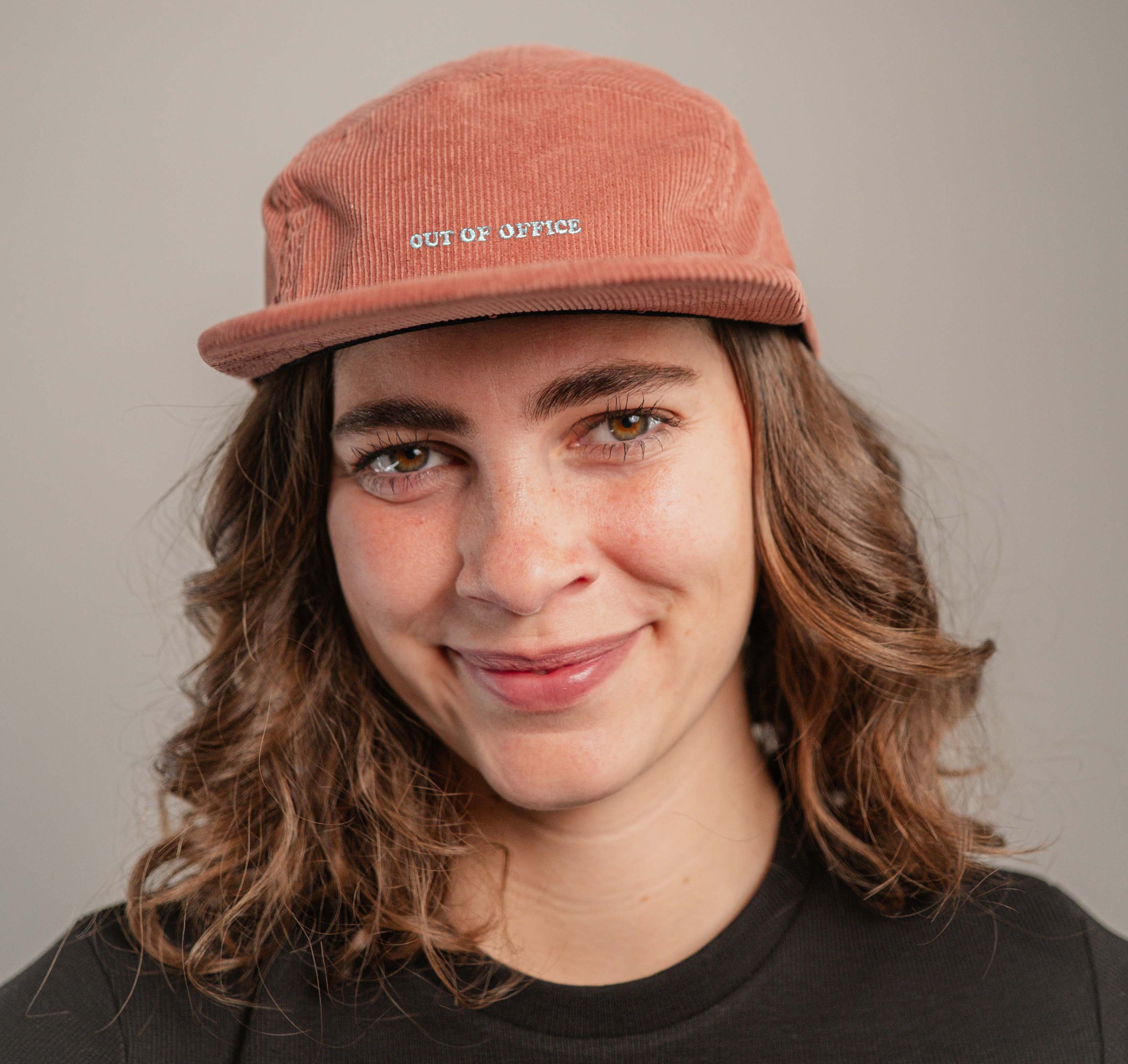Out of Office| Bestickte Bio Baumwoll Cord Cap